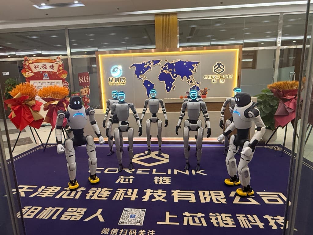 前台展厅 · 人形机器人阵列与品牌地垫